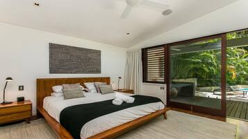 Ferienhaus, 3 Schlafzimmer, Poolblick | 3 Schlafzimmer, schallisolierte Zimmer, Bügeleisen/Bügelbrett