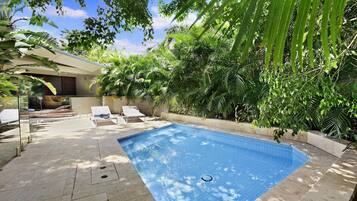 Außenpool, Liegestühle