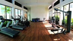 A spacious gym with treadmills, elliptical machines, and weightlifting equipment. - Midhill by Cheng (Genting Highlands)