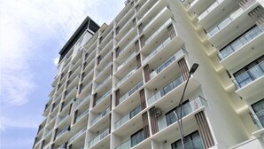A high-rise building with multiple balconies and large windows. - Midhill by Cheng (Genting Highlands)