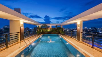 Una piscina techada, sillones reclinables de piscina