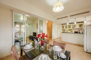 Fridge, oven, stovetop, coffee/tea maker - City View Apartment (Phnom Penh)