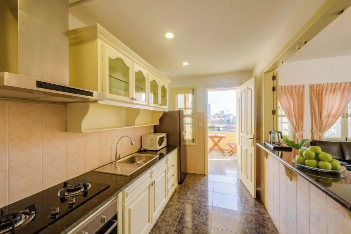 Private kitchen | Coffee/tea maker, fridge, oven, stovetop