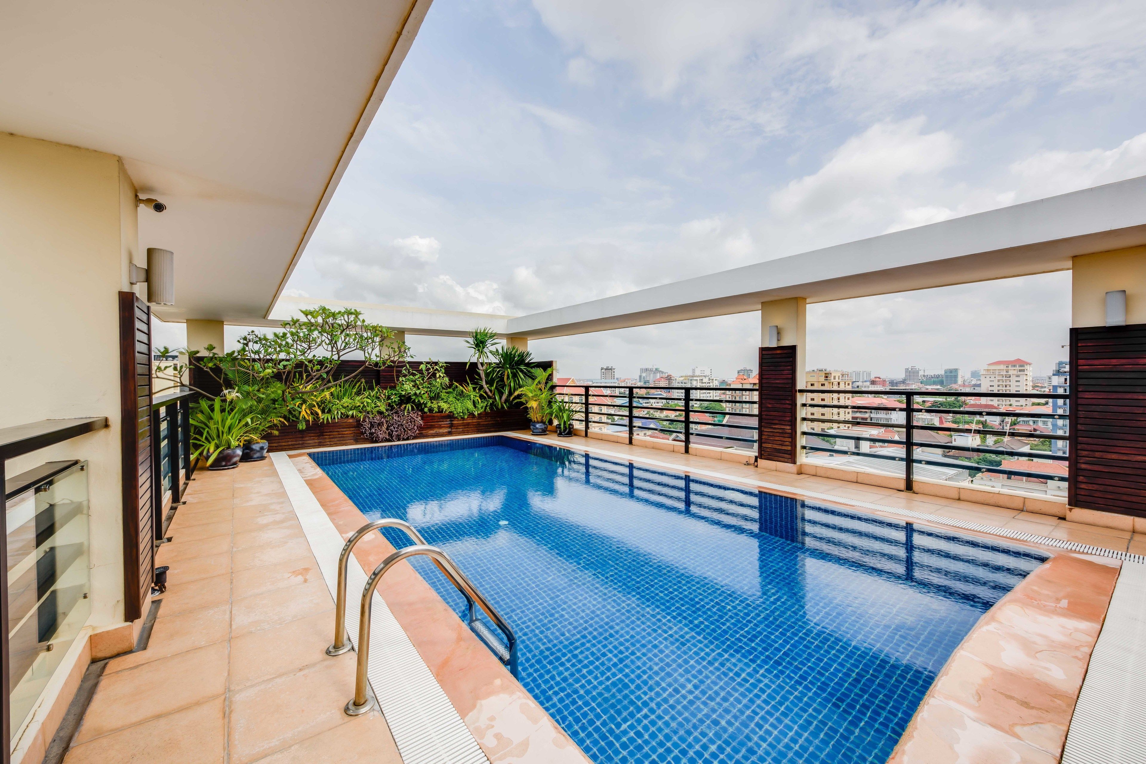 Kolam renang indoor, dengan kursi berjemur