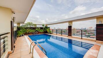 Kolam renang indoor, dengan kursi berjemur