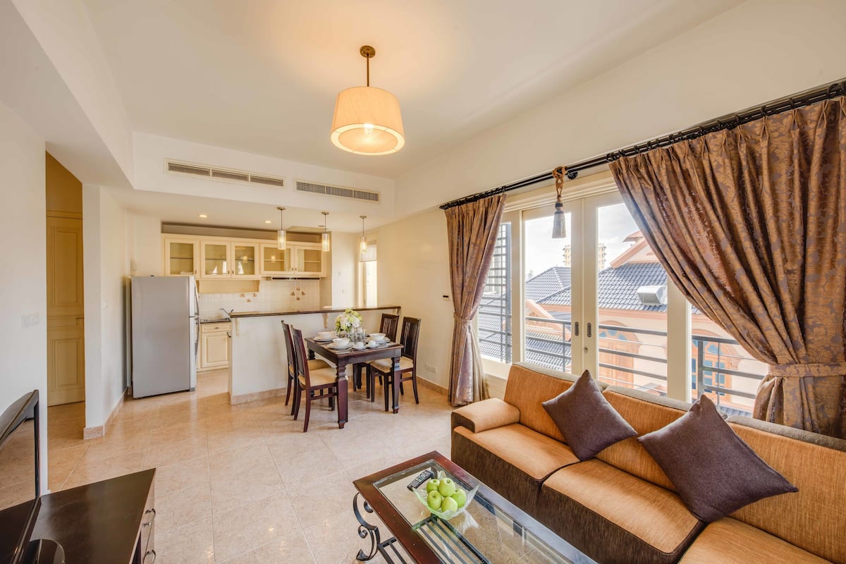 Suite Room | Living area | 32-inch flat-screen TV with cable channels, TV, DVD player