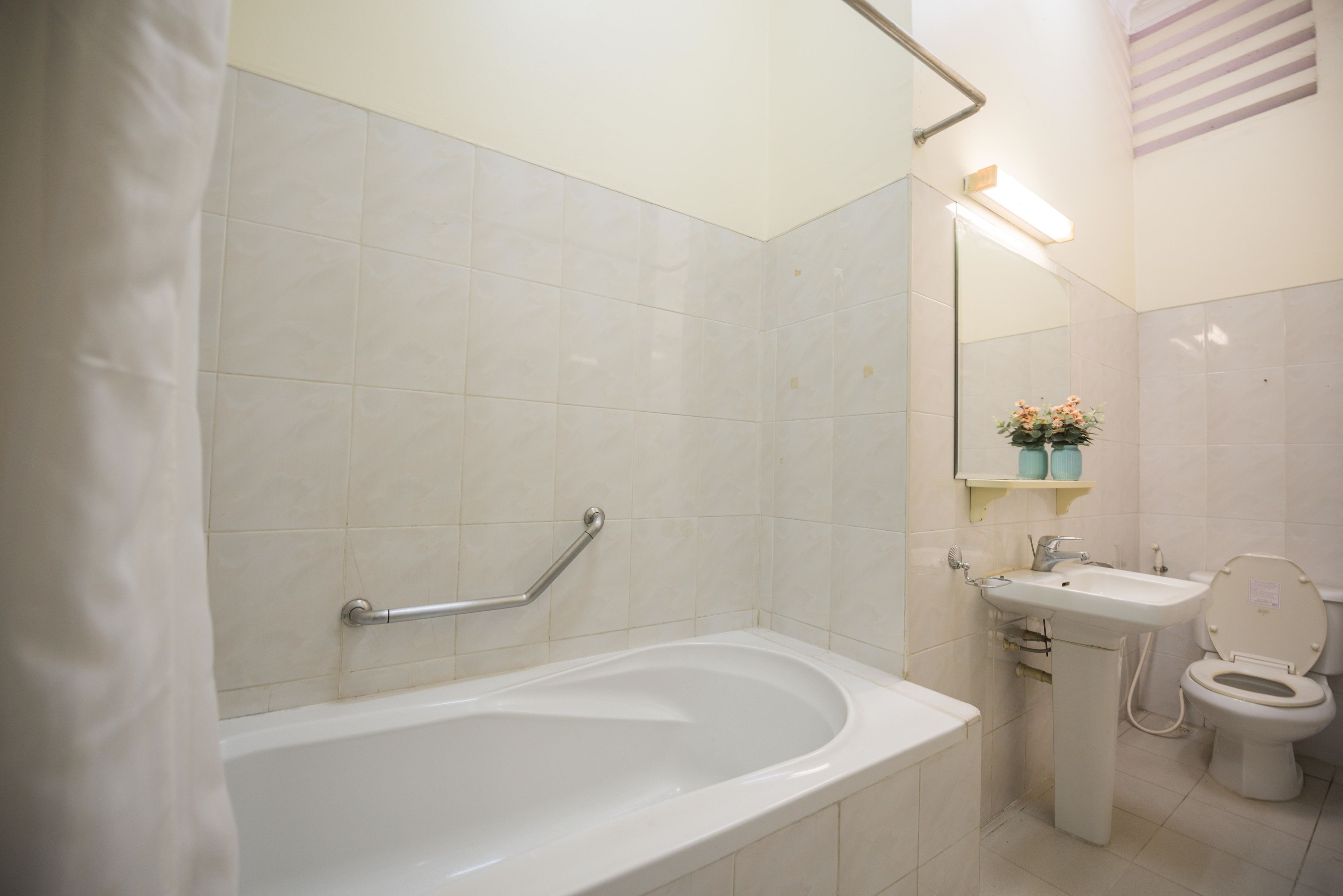 Une salle de bain avec une baignoire, un lavabo et des toilettes.
