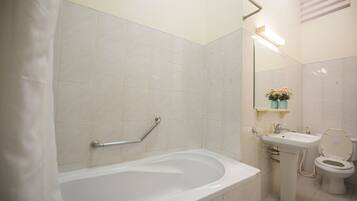 Une salle de bain avec une baignoire, un lavabo et des toilettes.