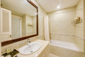 Family Suite | Bathroom | Separate tub and shower, rainfall showerhead, free toiletries - City View Apartment (Phnom Penh)