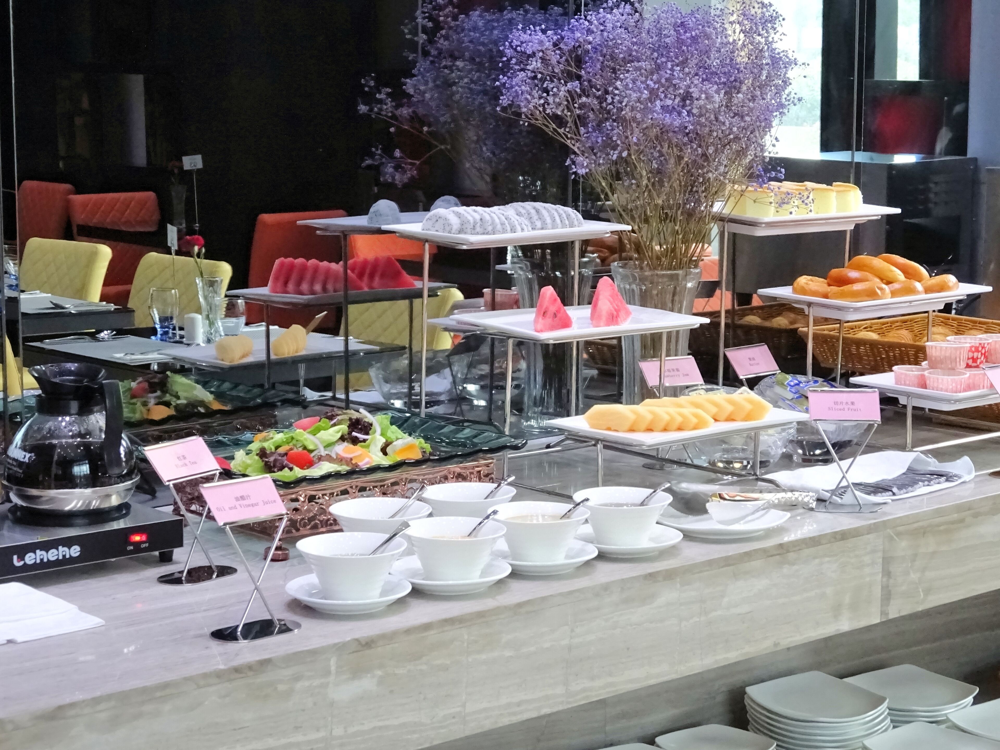 Daily buffet breakfast (CNY 88 per person)