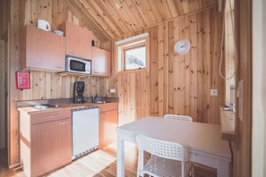 Kühlschrank, Mikrowelle, Herdplatte, Wasserkocher mit Kaffee-/Teezubehör