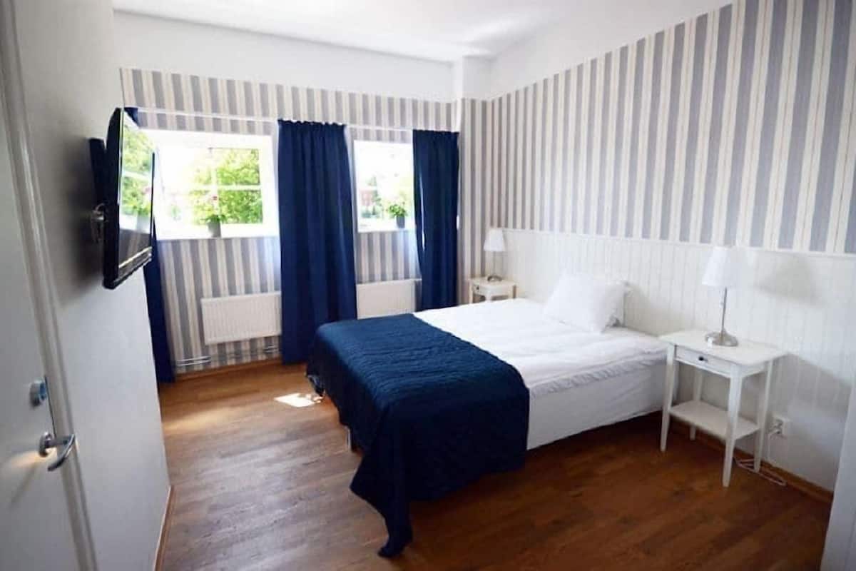 single room | desk, free wifi, bed sheets