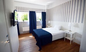 Escritorio, wifi gratis y ropa de cama 