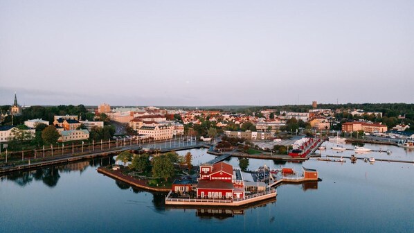 Escritorio, wifi gratis y ropa de cama 