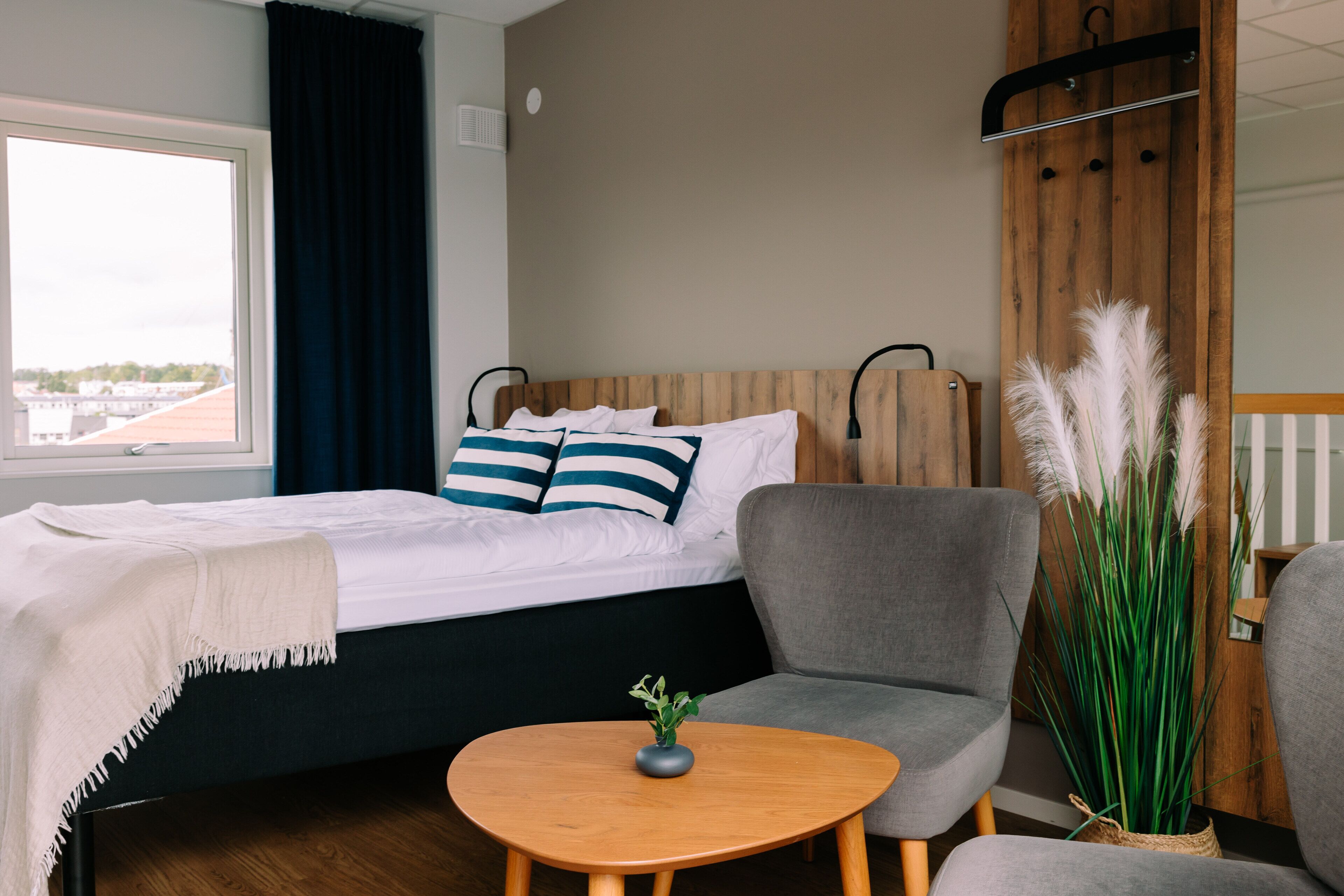 desk, free wifi, bed sheets