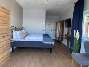 Skrivebord, wi-fi (inkludert) og sengetøy