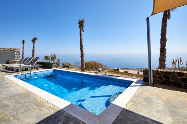Villa Assyrtiko with outdoor Private heated Pool