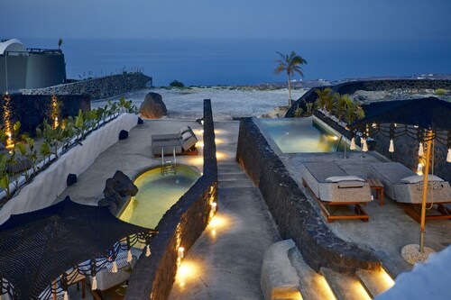 Theano Cave Suites & Villas