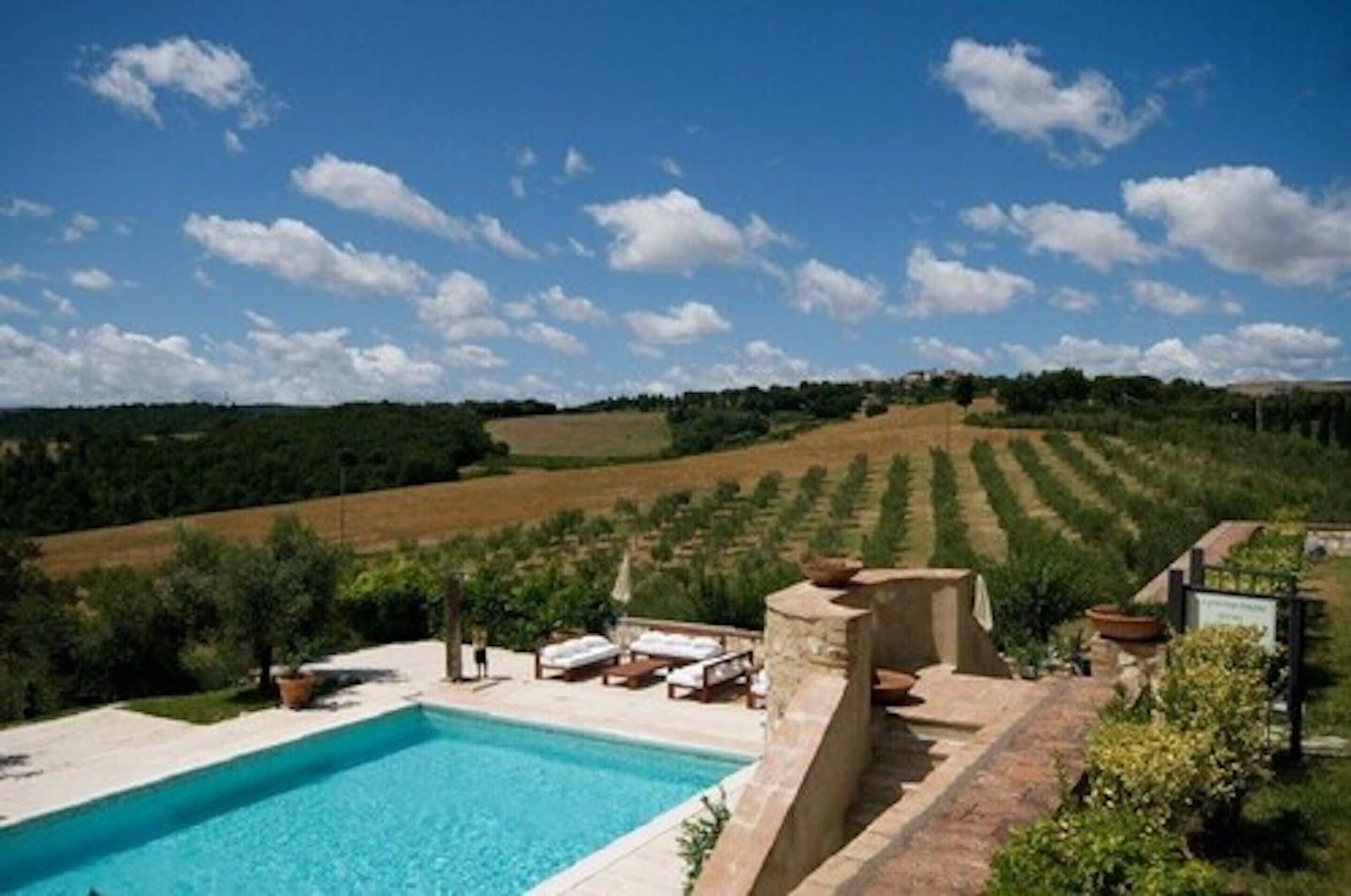 Piscine extérieure, chaises longues