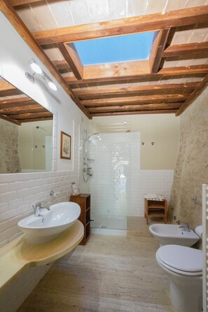 Apartment, 2 Bedrooms (Trilocale Villa Dini) | Bathroom | Hair dryer, towels - Tenuta Decimo (San Gimignano)