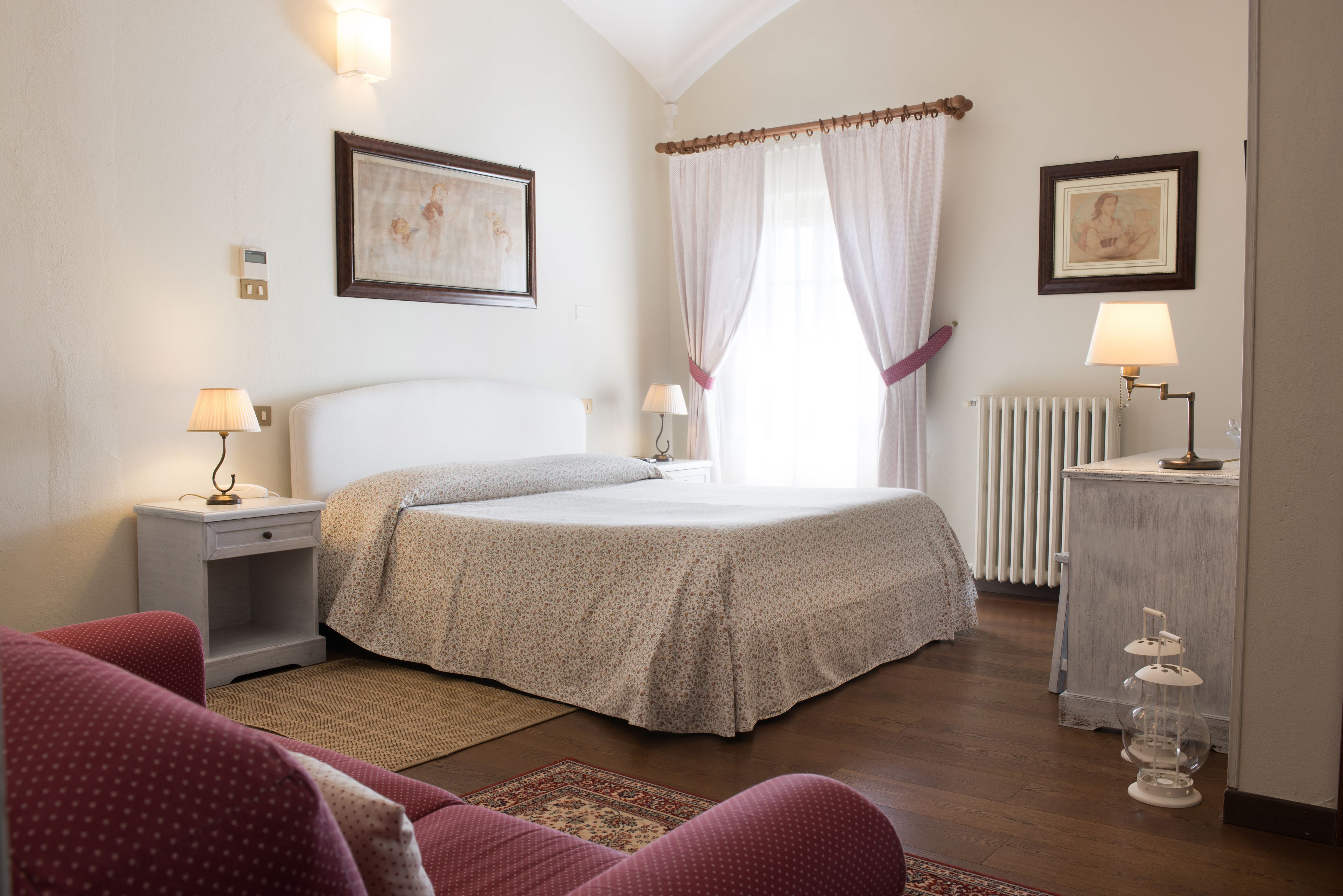 Cofres nos quartos, cortinas blackout, roupa de cama