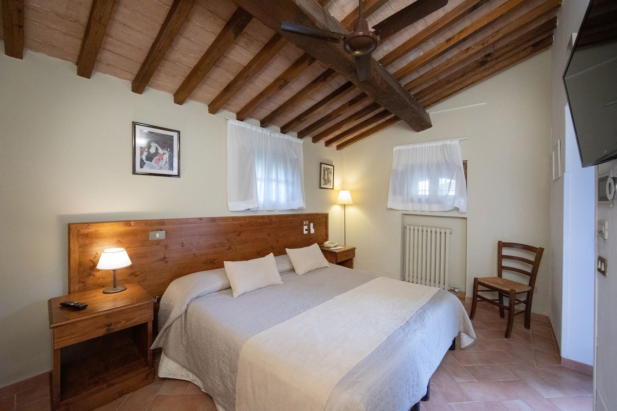 Comfort kamer, 1 twee- of 2 eenpersoonsbedden (Camera Borgo di Mariano) | 1 slaapkamer, een kluis op de kamer, verduisterende gordijnen