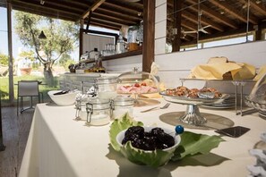 Frukostbuffé varje dag (EUR 12 per person)
