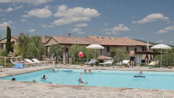 Piscina all'aperto, con ingresso dalle 08:00 alle 19:00, lettini