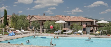 Piscine extérieure, chaises longues