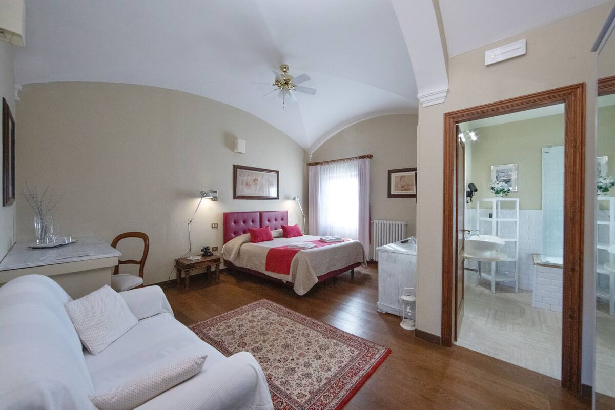 套房 (Camera Villa Dini) | 客房内保险箱、遮光窗帘、床单
