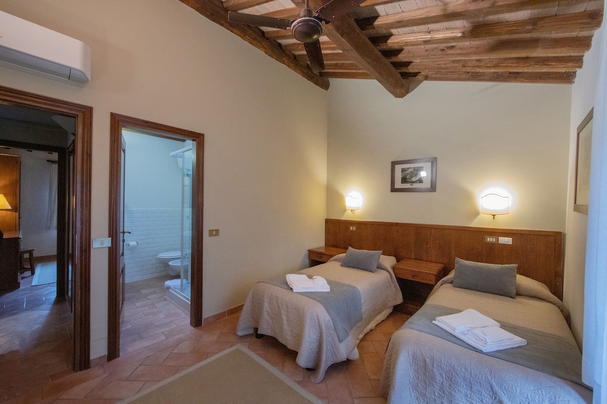 Appartement, 3 slaapkamers (Quadrilocale Borgo di Mariano) | 1 slaapkamer, een kluis op de kamer, verduisterende gordijnen