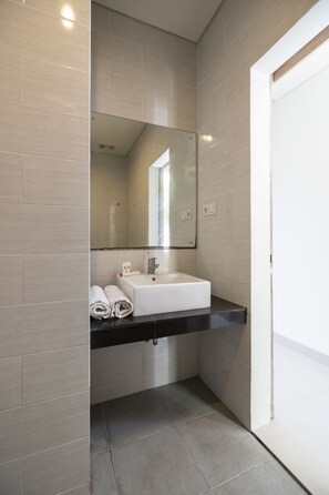 Dusche, kostenlose Toilettenartikel, Handtücher