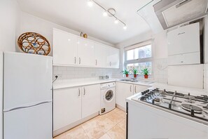 Comfort House, Multiple Beds, Non Smoking | Private kitchen - Heath Road (London)