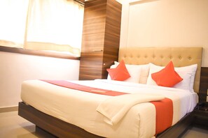 デラックス ダブルルーム ダブルベッド 1 台 | ミニバー、客室ごとに異なる装飾、客室ごとに異なるインテリア、デスク