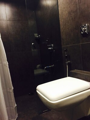 Dusche, kostenlose Toilettenartikel, Handtücher