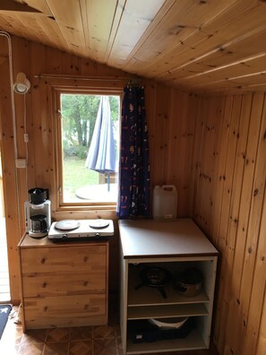 Stuga (1) | Eget pentry | Kylskåp, mikrovågsugn, spishäll och kaffe- och tebryggare