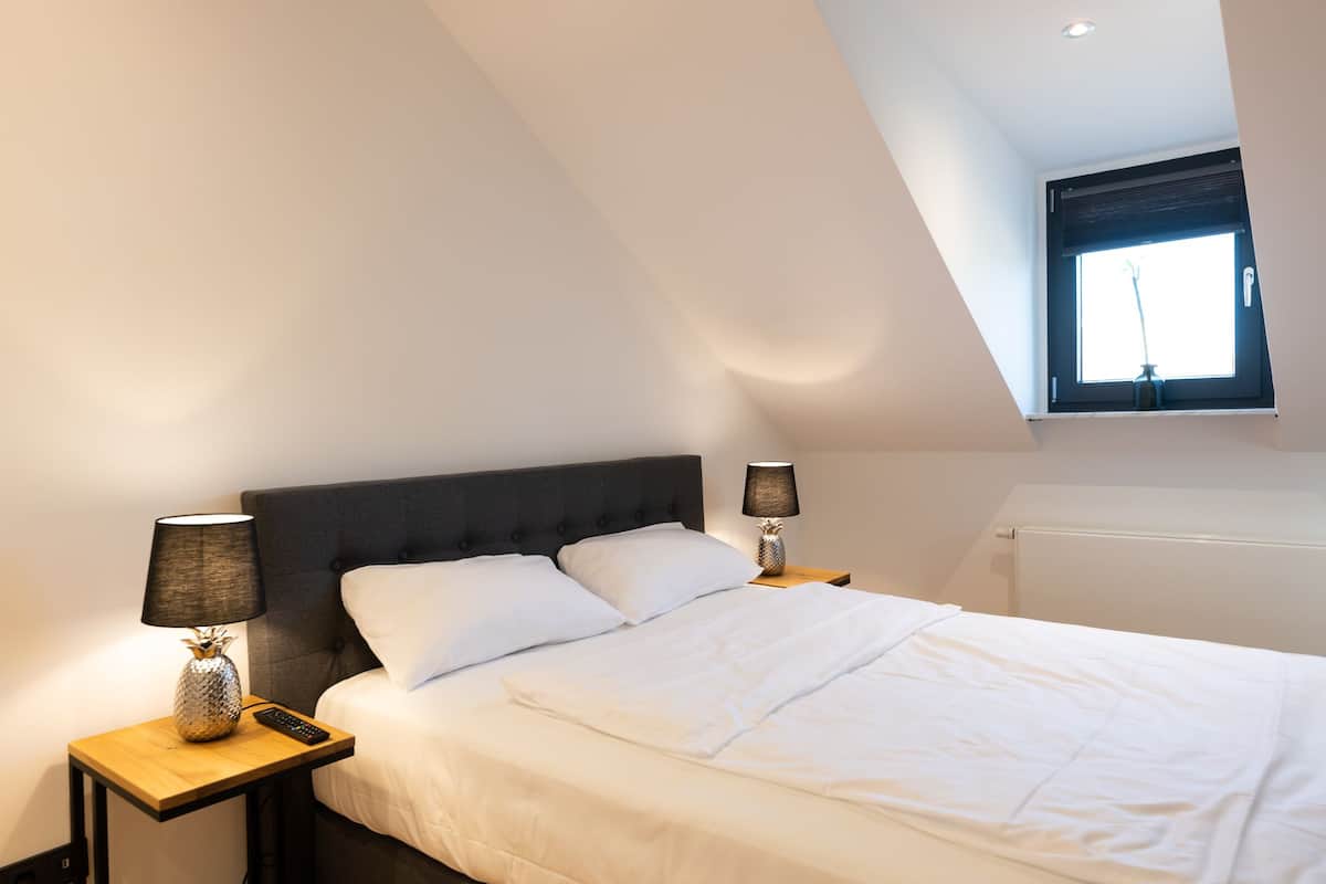 comfort double room | individually furnished, desk, free wifi, bed sheets