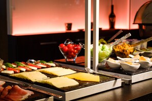 Se ofrece un desayuno bufé todos los días (19 EUR por persona)