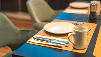 Tägliches Frühstücksbuffet (19 EUR pro Person)