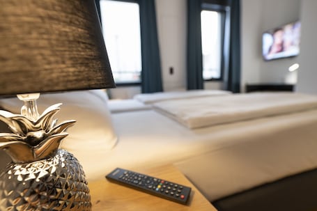 高级双人房 | 特色家居、办公桌、免费 WiFi、床单