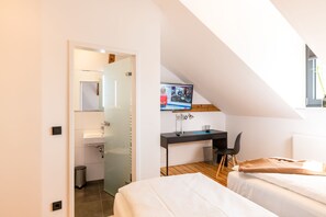 Individually furnished, desk, free WiFi, bed sheets