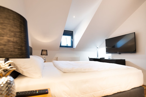 Comfort-Doppelzimmer | Individuell eingerichtet, Schreibtisch, kostenloses WLAN, Bettwäsche