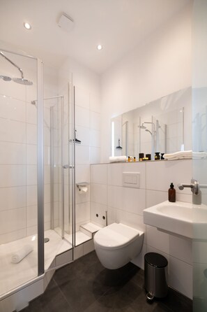 Chambre Double Confort | Salle de bain | Douche, douche à « effet pluie », sèche-cheveux, serviettes fournies