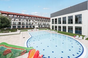 Indoor pool, open 8:00 AM to 10:00 PM, pool loungers, lifeguards on site - Primavera Jastrzębia Góra (Wladyslawowo)