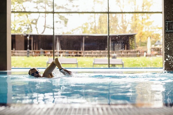 室内游泳池,08:00 至 22:00 开放,日光浴躺椅,现场救生员