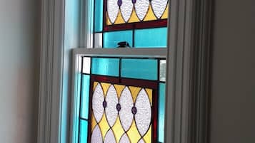 Una ventana de vitral con un diseño simétrico y un motivo circular central.