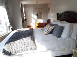 Queen Room | Egyptian cotton sheets, premium bedding, pillowtop beds - Hillside Landing B&B (Digby)