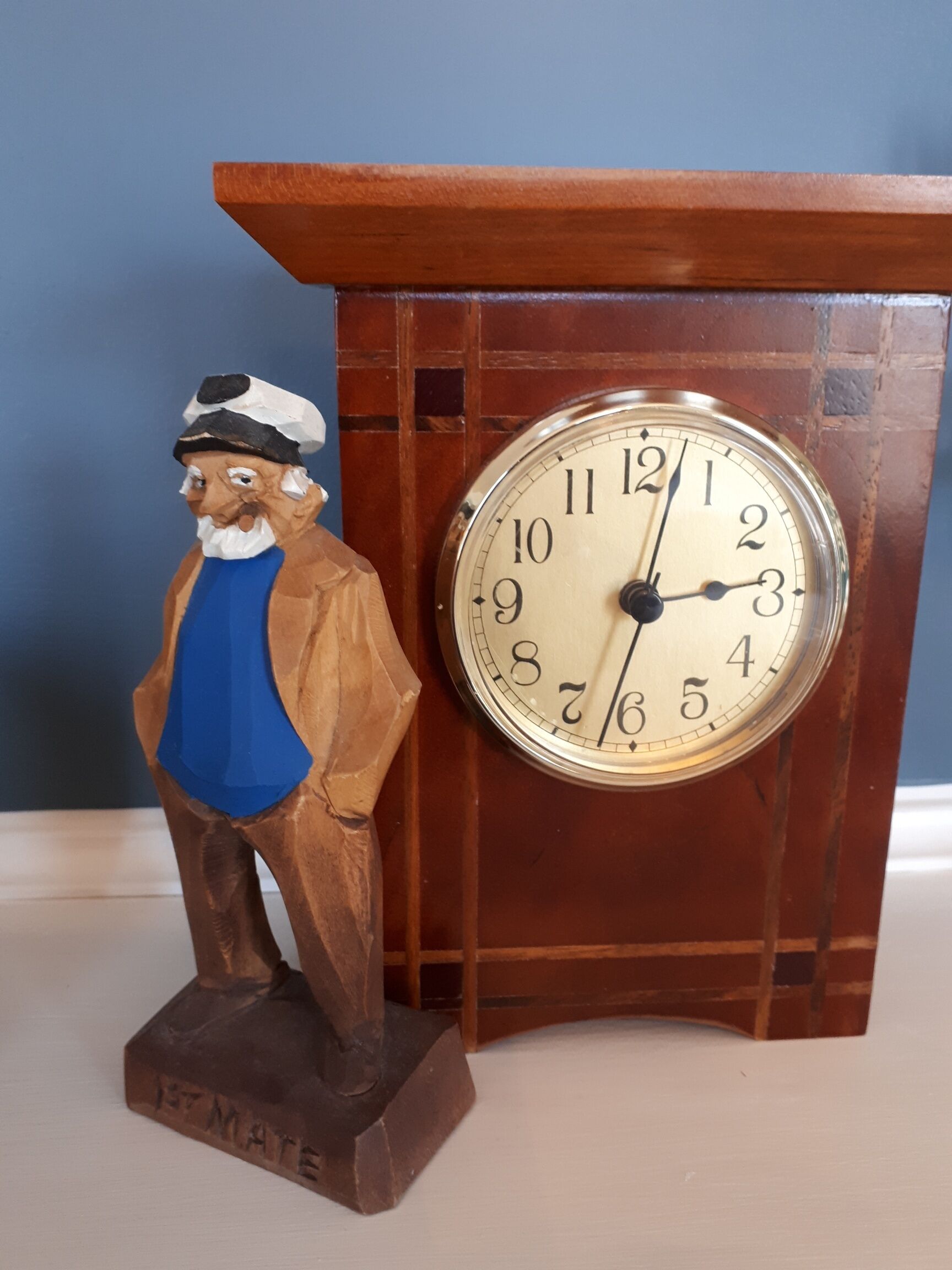 Eine Holz-Kuckucksuhr mit einer darin abgebildeten Männerfigur.