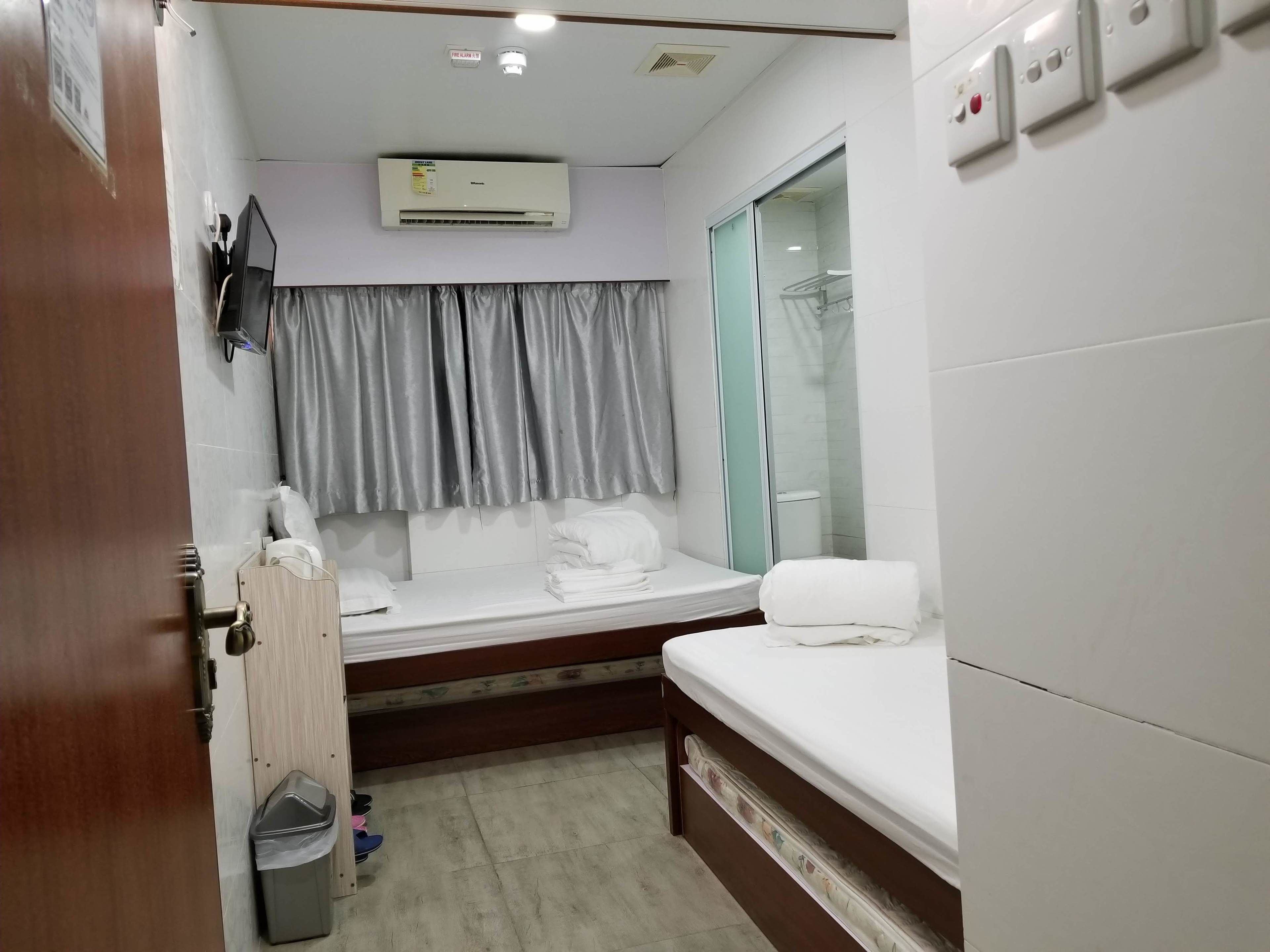 Cubrecamas, cortinas blackout, wifi gratis y ropa de cama 