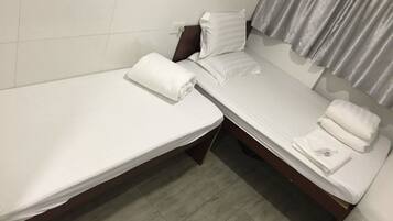 Cubrecamas, cortinas blackout, wifi gratis y ropa de cama